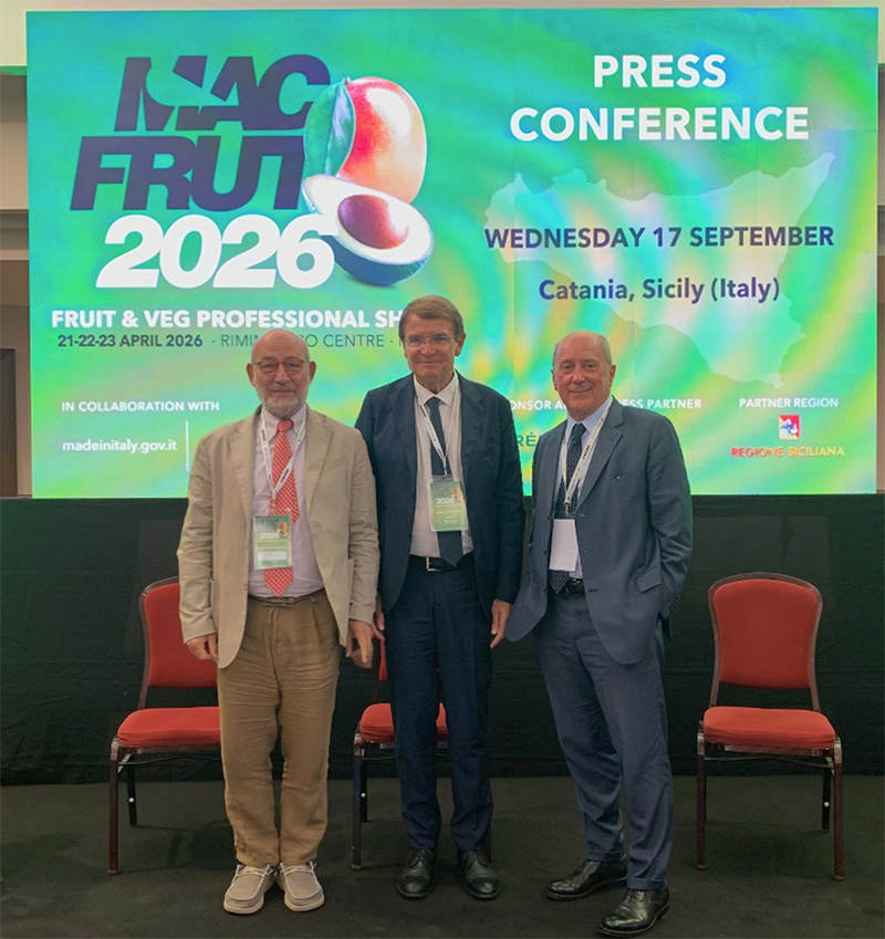Nella foto da sinistra: Calogero Foti, capo di gabinetto della Regione Sicilia, Renzo Piraccini Presidente Macfrut e Massimo Gargano, direttore generale di ANBI